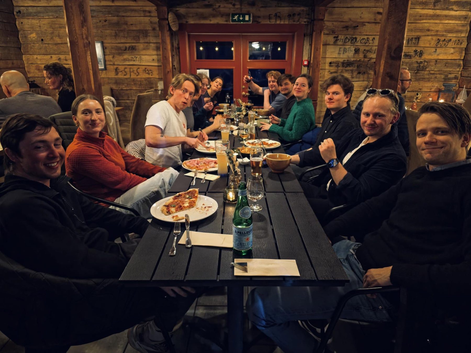 Konsertar, quiz og lange bord