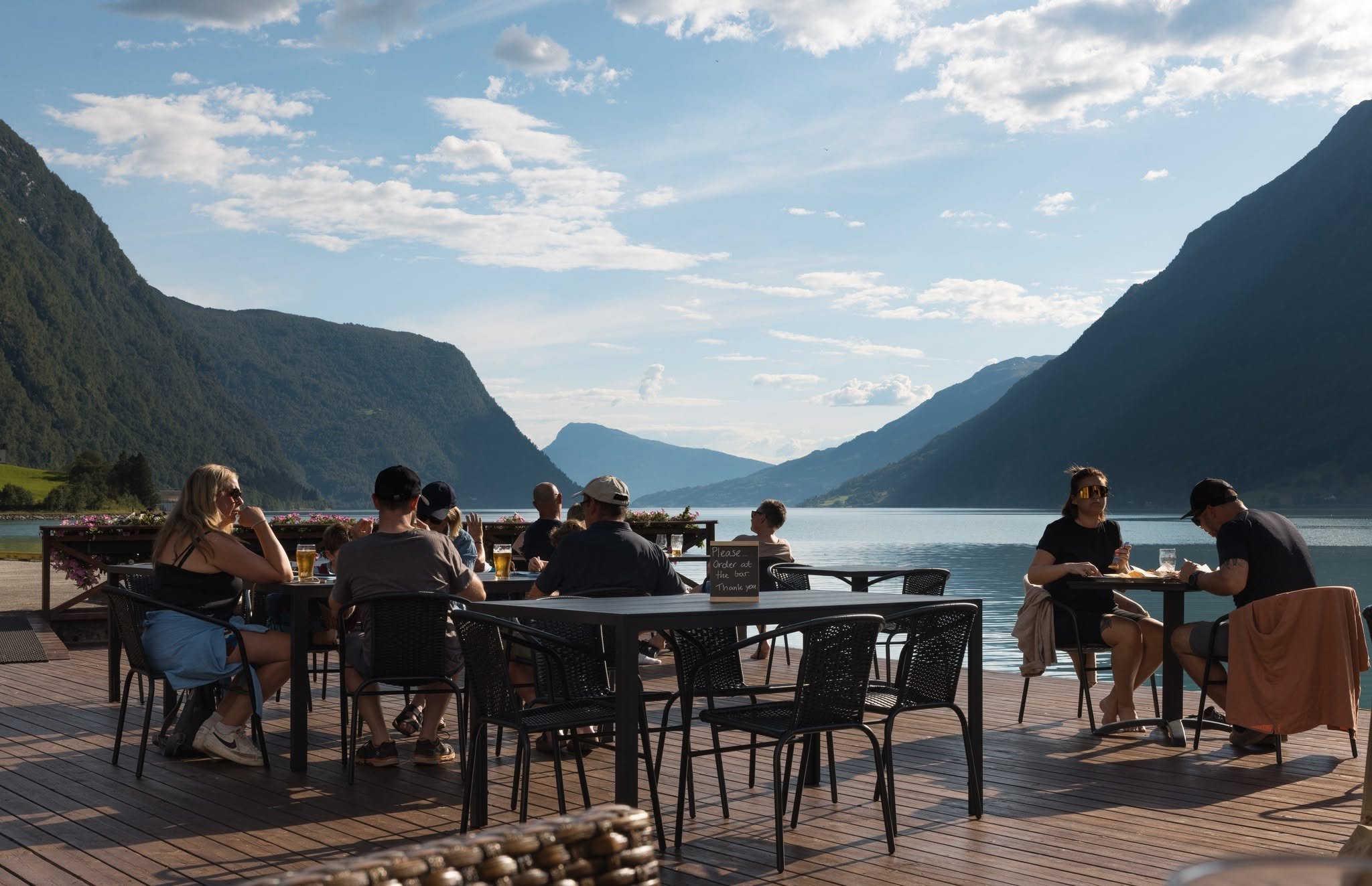 Servering heilt i vasskanten