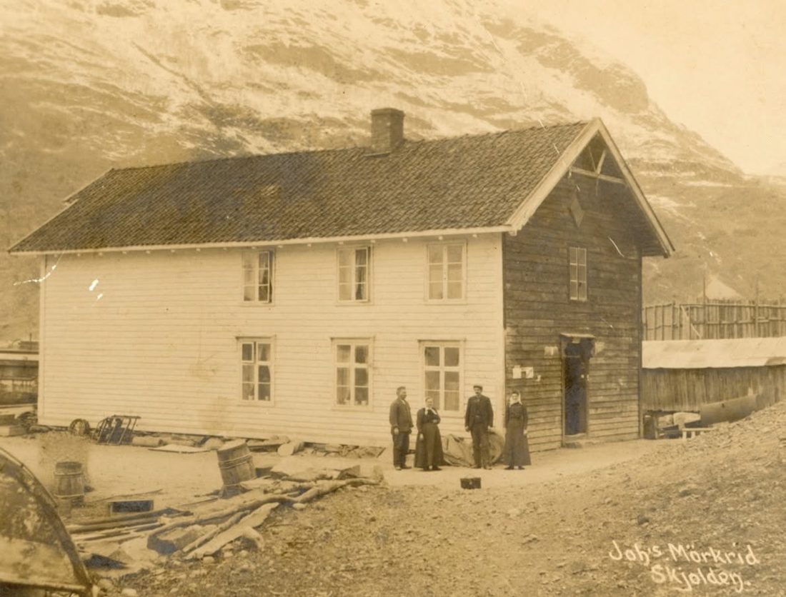 Handelshuset på kaia, kring 1910 — frå tida då alt og alle gjekk over denne bryggja.
